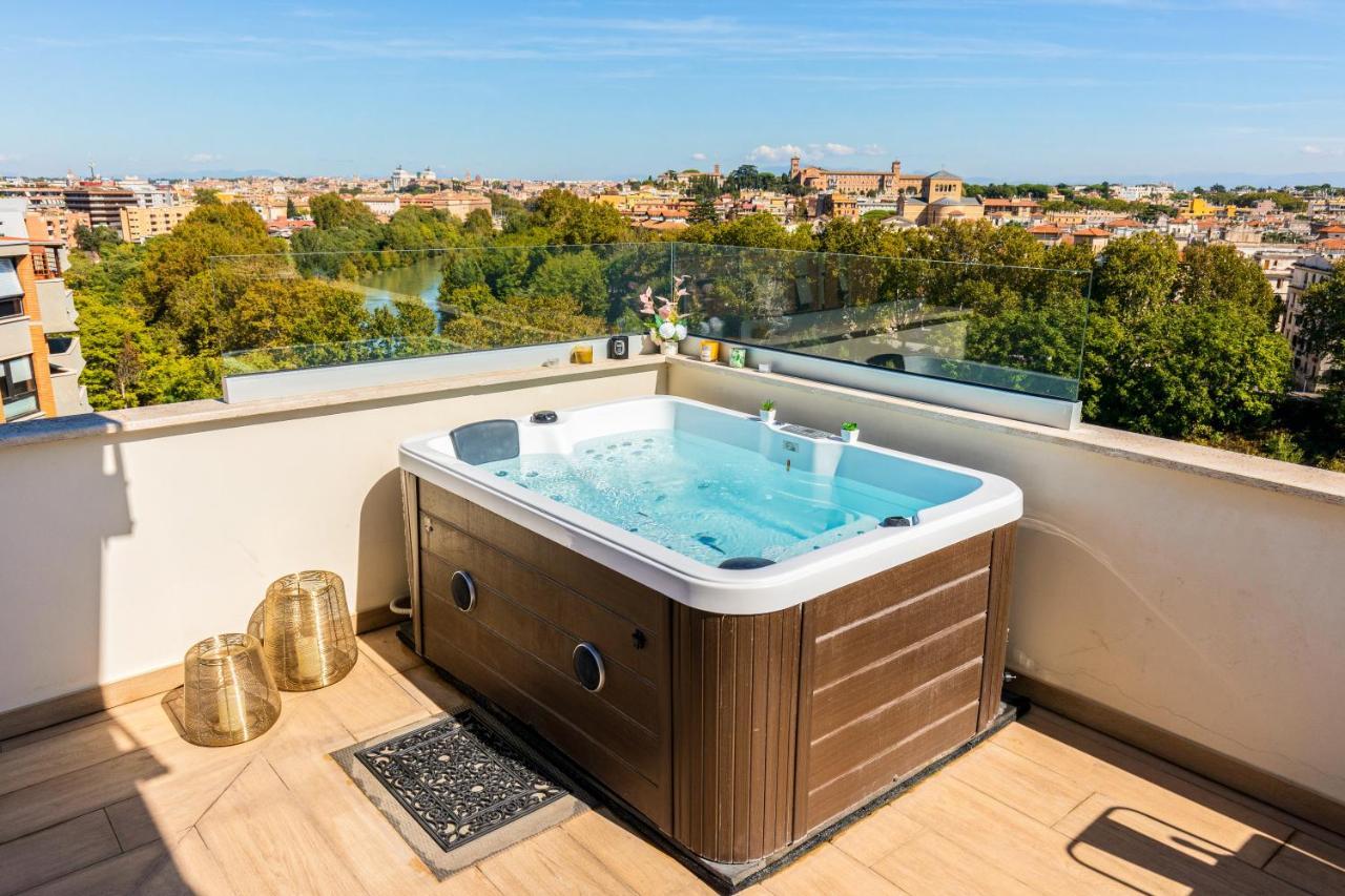 Penthouse With A Panoramic Rooftop In Trastevere With Seasonally Jacuzzi Řím Exteriér fotografie